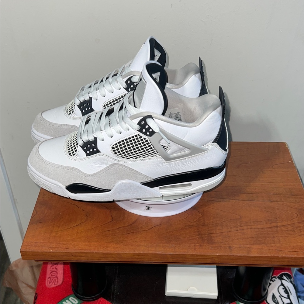 Jordan 4 “Military Black” White Black-Neutral Grey 
 Black and White Sneakers - Picture 4 of 8